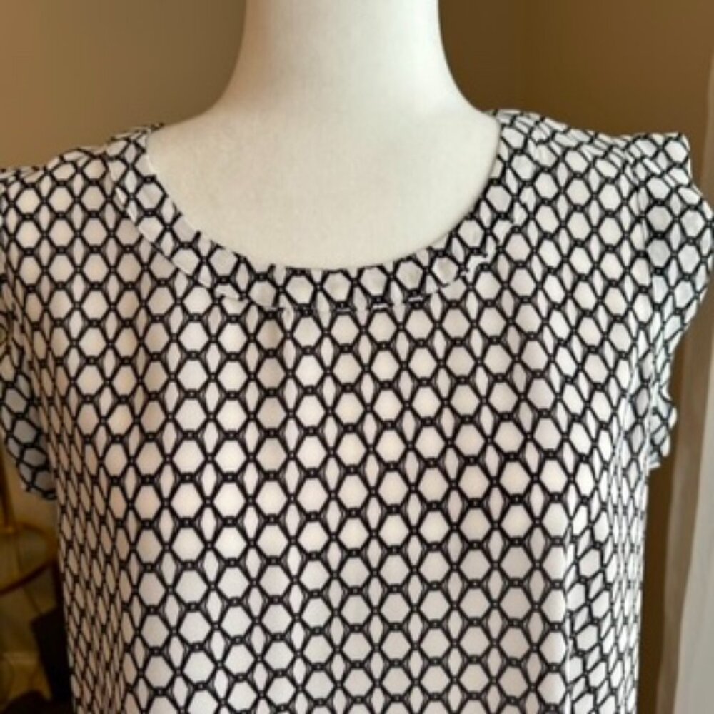 Pleione Black and White Geo Print Ruffle Cap Sleeve Blouse - Small